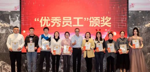 Chụp ảnh nhóm trao giải nhân viên xuất sắc